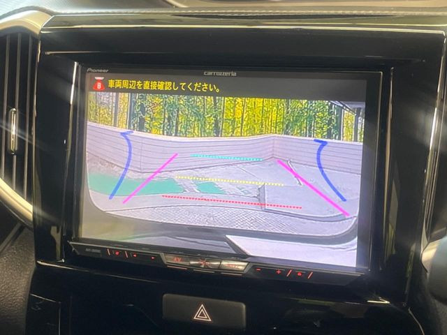 【バックカメラ】駐車時に後方がリアルタイム映像で確認できます。大型商業施設や立体駐車場での駐車時や、夜間のバック時に大活躍!運転スキルに関わらず、今や必須となった装備のひとつです!