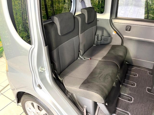広々とした2列目シートは居住性が高く、居心地も快適!友達や家族とのお出かけにぴったりです。ベビーシートやチャイルドシート使用時も快適にお過ごしいただける十分な空間を確保しています。