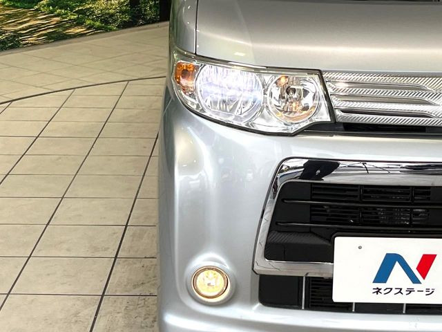 【HIDヘッドライト】非常に明るく前方を照らしてくれるので、悪天候や夜間の走行時も視界良好で安心してお乗りいただけます。