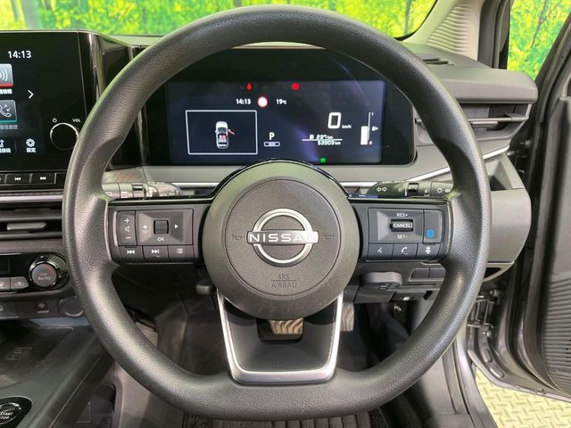 �C���e���A�ɍ��킹���f�U�C���̃X�e�A�����O�́A�^�]�������̂��Ƃ��l���A�^�]���₷���`��A�傫���ł��B�����x�A���ۂɐG���Ă��m���߂��������B