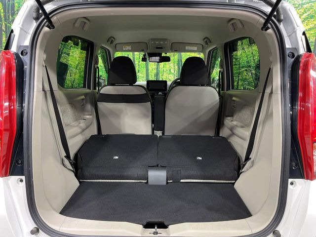 後席を格納すると、これだけの広さが!シーンに合わせたシートアレンジで、大きな荷物も積むことが出来ます♪