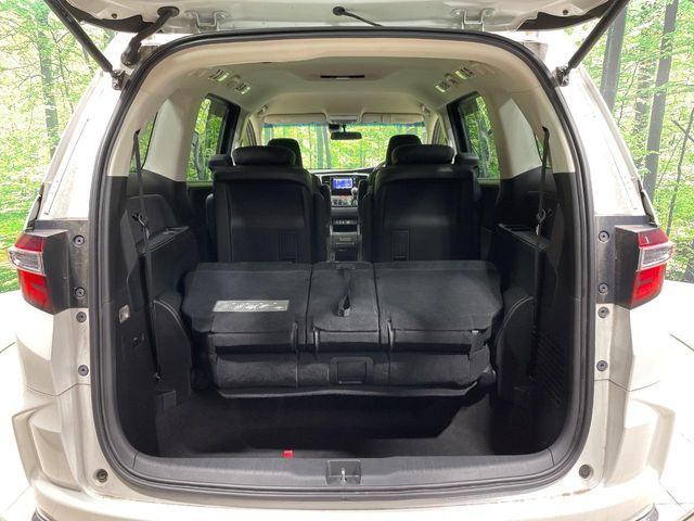 ���i�̂���������ʋ΁A���}���ɏ\���ȉ׎��X�y�[�X���m�ۂ��Ă���܂��B�Z�J���h�V�[�g��|���ƁA�傫�ȉו��̐ύڂ��\�ł���