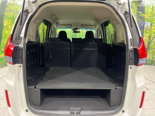 ���i�̂���������ʋ΁A���}���ɏ\���ȉ׎��X�y�[�X���m�ۂ��Ă���܂��B�Z�J���h�V�[�g��|���ƁA�傫�ȉו��̐ύڂ��\�ł���