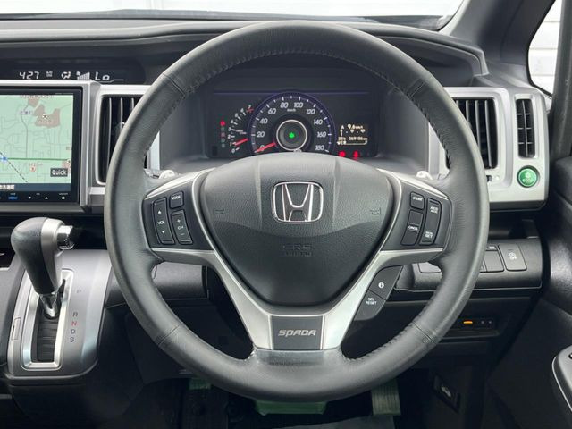 �C���e���A�ɍ��킹���f�U�C���̃X�e�A�����O�́A�^�]�������̂��Ƃ��l���A�^�]���₷���`��A�傫���ł��B�����x�A���ۂɐG���Ă��m���߂��������B