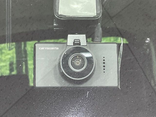 【ドライブレコーダー】安心・安全なカーライフに必須のドライブレコーダーを装備!走行中はもちろん、あおり運転や事故に遭遇した際の状況も映像で記録し、万一のリスクに備えます。