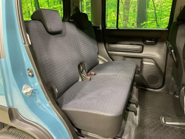 後部座席も気になるようなキズ・汚れやへたり等、大きなダメージはなく、良好な状態です。