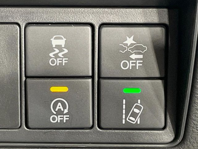 【ホンダセンシング】走行中に前方の車両等を認識し、衝突しそうな時は警報とブレーキで衝突回避と被害軽減をアシスト。より安全にドライブをお楽しみいただけます。