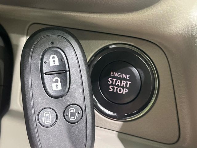 【キーレススタートシステム】カバンやポケットに入れたままでもドアの施錠・解錠が可能なスマートキーを装備。エンジンのオン・オフ時もカギを取り出す必要が無いからとっても便利です♪