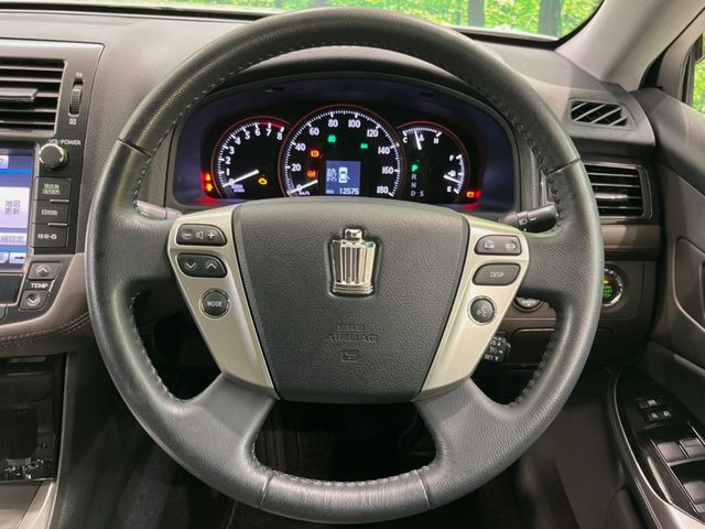 インテリアに合わせたデザインのステアリングは、運転される方のことも考え、運転しやすい形状、大きさです。是非一度、実際に触ってお確かめください。