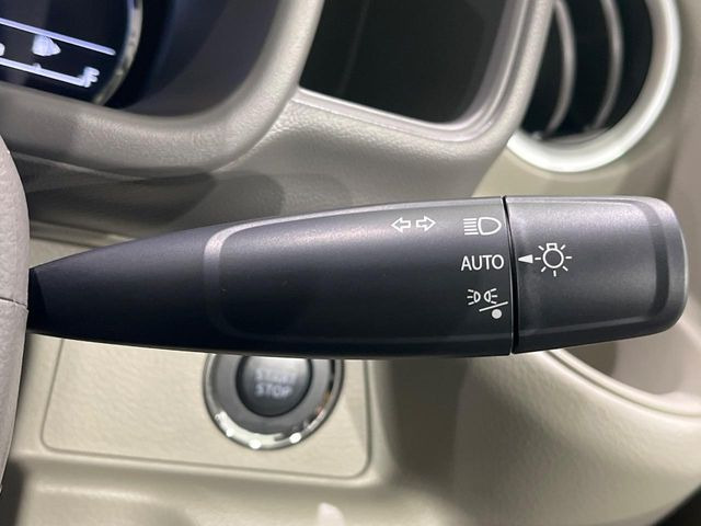 【オートライト】周りの明るさに応じて自動でヘッドライトの点灯・消灯ができる機能です!ライトの付け忘れ・消し忘れなどが無くなり、雨の日や夕方の走行も安心!トンネル通過時も便利ですね♪