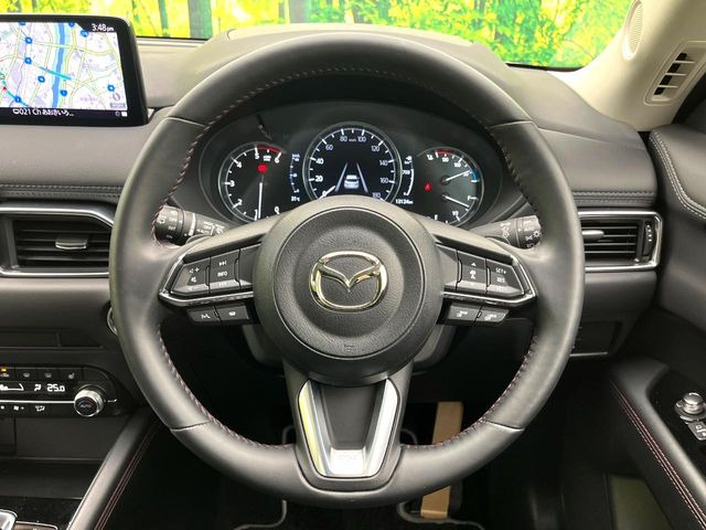 【パドルシフト】ハンドルから手を離さずに素早くシフトアップ&ダウンができるので、エンジンブレーキを使う下り坂や高速道路の合流で加速したい場面で役立ちます。