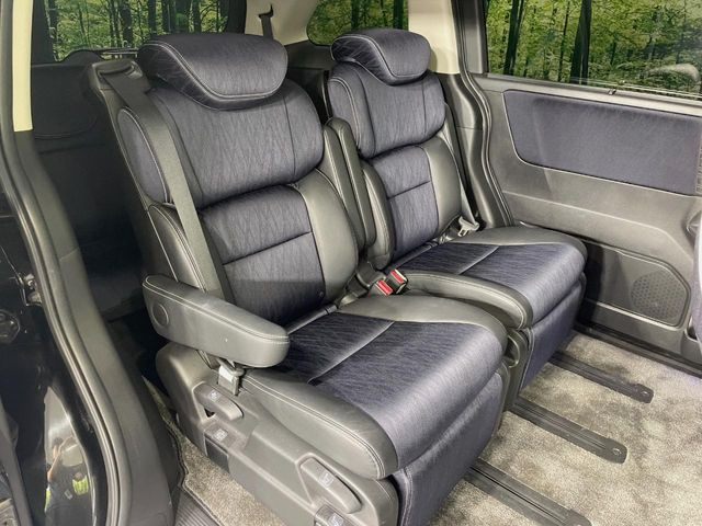 後部座席も気になるようなキズ・汚れやへたり等、大きなダメージはなく、良好な状態です。