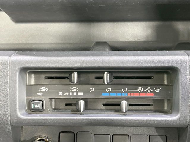 寒い冬も暑い夏も全席に快適な空調を届けてくれる、ダイヤル式エアコンを装備♪