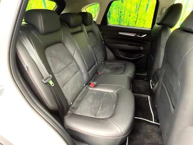 後部座席も気になるようなキズ・汚れやへたり等、大きなダメージはなく、良好な状態です。