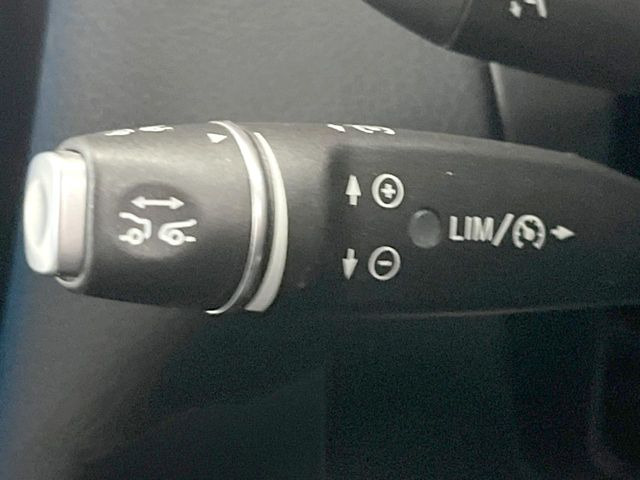 ●ディストロニックプラス:都市、郊外、高速道路などの走行時に、ステレオマルチパーパスカメラとレーダーセンサーにより、前走車を認識して速度に応じた車間距離を維持する次世代のクルコン!