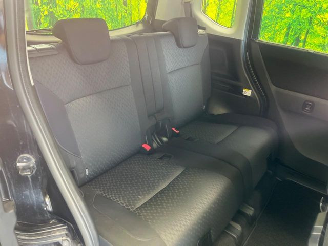後部座席も気になるようなキズ・汚れやへたり等、大きなダメージはなく、良好な状態です。