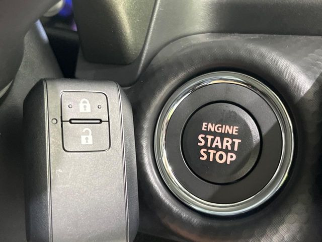 【スマートキー】カバンやポケットに入れたままでもドアの施錠・解錠が可能なスマートキーを装備。エンジンのオン・オフ時もカギを取り出す必要が無いからとっても便利です♪
