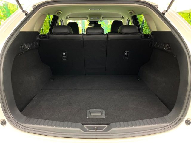 後席を格納すると、これだけの広さが!シーンに合わせたシートアレンジで、大きな荷物も積むことが出来ます♪