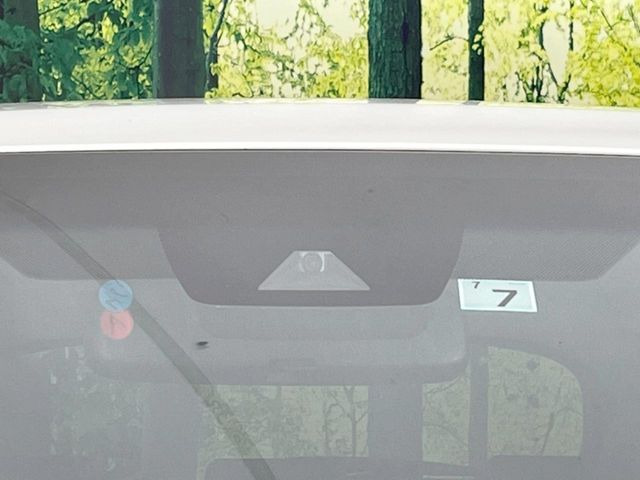 【トヨタセーフティセンス】走行中に前方の車両等を認識し、衝突しそうな時は警報とブレーキで衝突回避と被害軽減をアシスト。より安全にドライブをお楽しみいただけます。