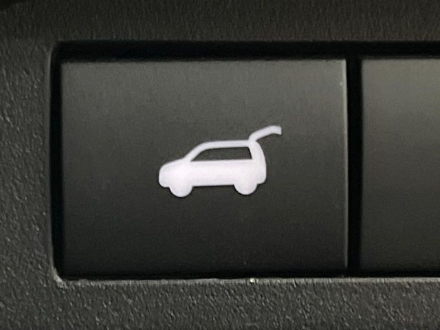 【パワーバックドア】スマートキーや運転席のボタンを押すだけでリアゲートが自動で開閉します!荷物を持っている時や、高い位置にあるバックドアを閉める際に便利な機能です♪