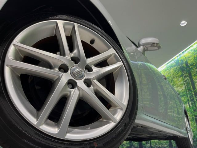 【純正18インチアルミホイール】外観にマッチした純正アルミホイールを装着しております。各種社外アルミホイールや、スタッドレスタイヤも取扱いしております。是非ご相談ください♪