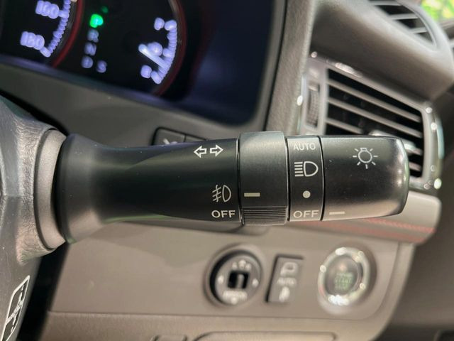 【オートライト】周りの明るさに応じて自動でヘッドライトの点灯・消灯ができる機能です!ライトの付け忘れ・消し忘れなどが無くなり、雨の日や夕方の走行も安心!トンネル通過時も便利ですね♪