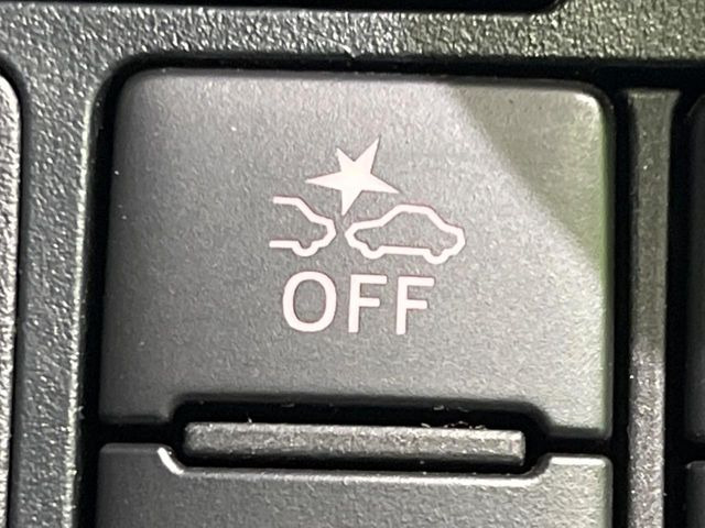 【スマートアシスト】走行中に前方の車両等を認識し、衝突しそうな時は警報とブレーキで衝突回避と被害軽減をアシスト。より安全にドライブをお楽しみいただけます。