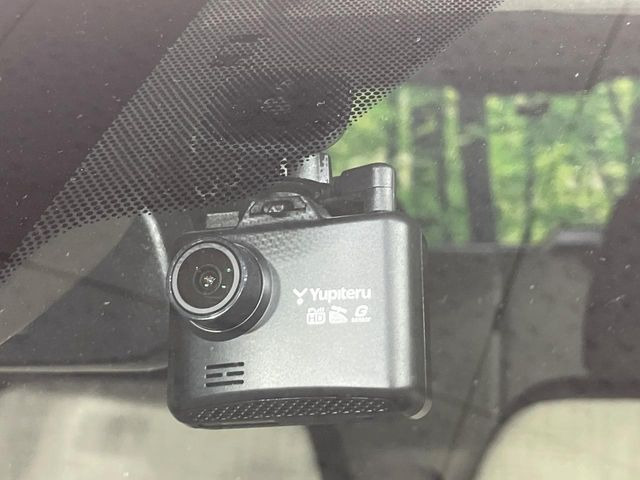 【ドライブレコーダー】安心・安全なカーライフに必須のドライブレコーダーを装備!走行中はもちろん、あおり運転や事故に遭遇した際の状況も映像で記録し、万一のリスクに備えます。