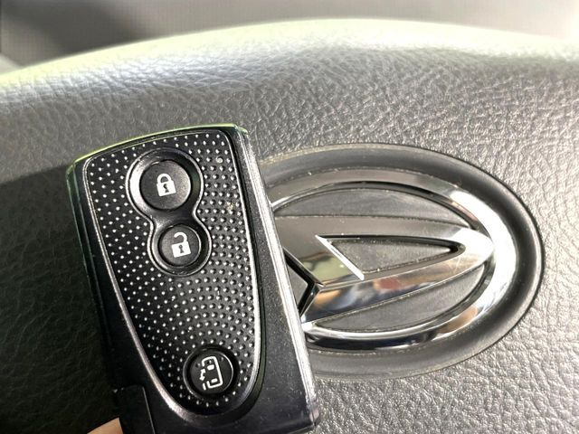 【キーフリーシステム】カバンやポケットに入れたままでもドアの施錠・解錠が可能なスマートキーを装備。エンジンのオン・オフ時もカギを取り出す必要が無いからとっても便利です♪