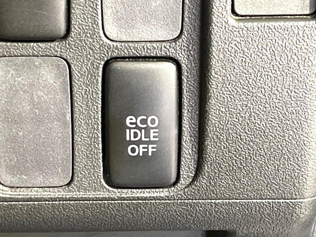 【アイドリングストップ】赤信号や渋滞で停車した際にエンジンを停止し、無駄な燃料の消費を抑えます。燃費向上や環境保護につなげる機能♪エンジンはブレーキを離せば再始動します。