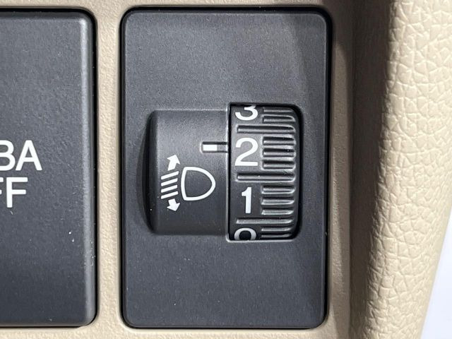 �y�w�b�h���C�g���x���C�U�[�z�ו����ɂ��Ԃ̎p�����ƃw�b�h���C�g��������ɂȂ��Ă��܂����Ɋ��􂵂܂��B���x���C�U�[�ɂ���āA������ƂȂ��Ă��܂������[�r�[���̏Ƃ炷�������������ɂ��܂��B