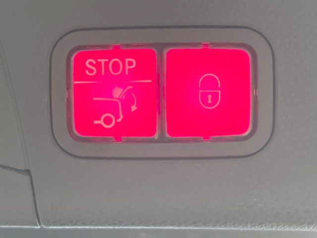 ●電動リアゲート:ワンタッチでリアゲートの開閉ができ、荷物などで両手が塞がっている状態でも簡単に開閉ができる便利機能です。