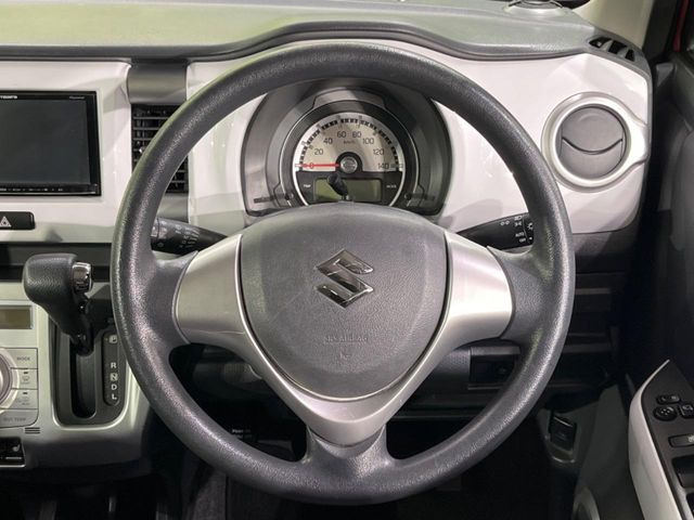 �C���e���A�ɍ��킹���f�U�C���̃X�e�A�����O�́A�^�]�������̂��Ƃ��l���A�^�]���₷���`��A�傫���ł��B�����x�A���ۂɐG���Ă��m���߂��������B