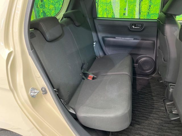 後部座席も気になるようなキズ・汚れやへたり等、大きなダメージはなく、良好な状態です。