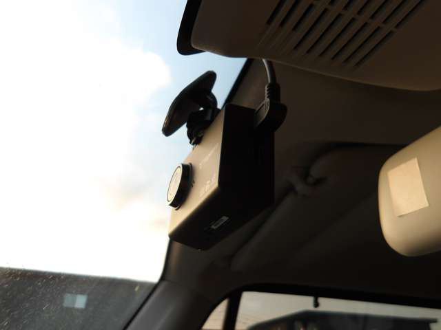 安心・安全なカーライフに必須のドライブレコーダーを装備!走行中はもちろん、あおり運転や事故に遭遇した際の状況も映像で記録できるので、ドライブレコーダーがついていると安心です!