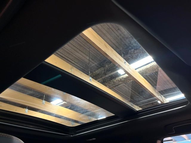 【大型サンルーフ】車内の解放感が一気に上がる大型のパノラマルーフ!季節を問わず開放的で快適なドライブをお楽しみいただけます。流通量も少なく希少価値の高い人気の装備です♪