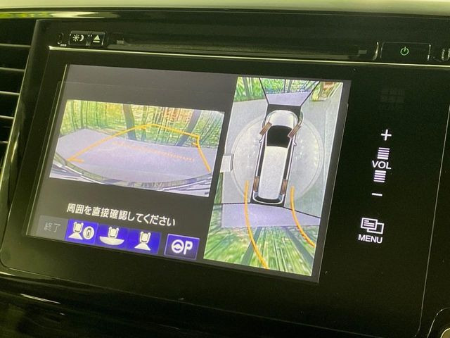 【マルチビューカメラシステム】専用のカメラにより、上から見下ろしたような視点で360度クルマの周囲を確認することができます☆死角部分も確認しやすく、狭い場所での切り返しや駐車もスムーズに行えます。