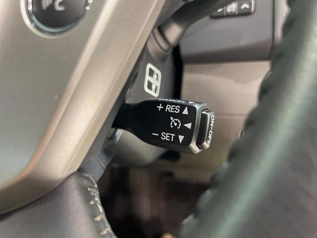 【クルーズコントロール】高速道路もラクラク走行。アクセルを離しても一定速度で走行ができ、長距離運転時の負担を軽減!加速・減速も簡単なスイッチ操作で調整できます。