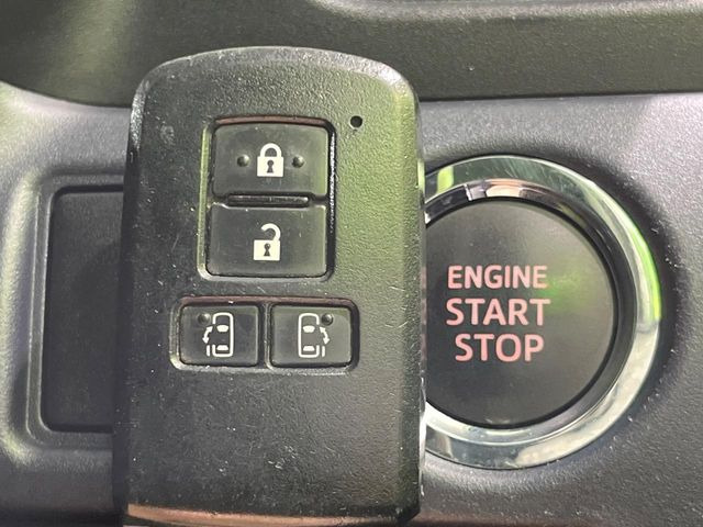 【スマートキー】カバンやポケットに入れたままでもドアの施錠・解錠が可能なスマートキーを装備。エンジンのオン・オフ時もカギを取り出す必要が無いからとっても便利です♪