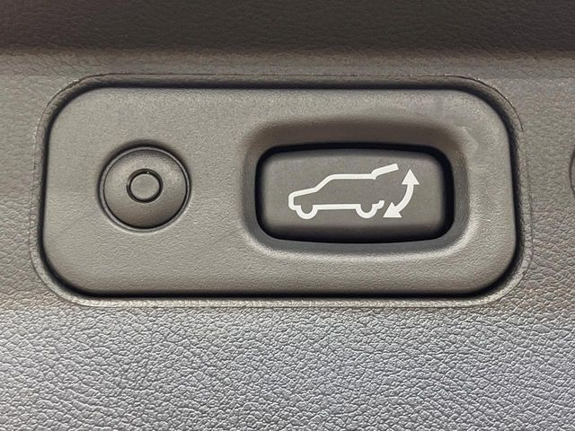 【パワーバックドア】スマートキーや運転席のボタンを押すだけでリアゲートが自動で開閉します!荷物を持っている時や、高い位置にあるバックドアを閉める際に便利な機能です♪