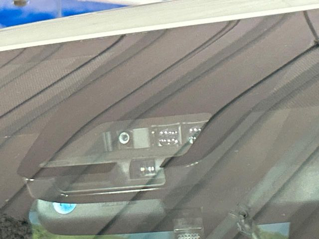 【トヨタセーフティセンス】走行中に前方の車両等を認識し、衝突しそうな時は警報とブレーキで衝突回避と被害軽減をアシスト。より安全にドライブをお楽しみいただけます。