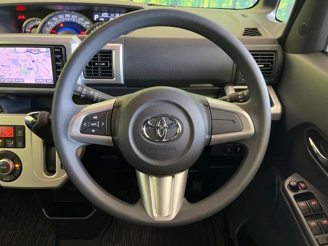 �C���e���A�ɍ��킹���f�U�C���̃X�e�A�����O�́A�^�]�������̂��Ƃ��l���A�^�]���₷���`��A�傫���ł��B�����x�A���ۂɐG���Ă��m���߂��������B