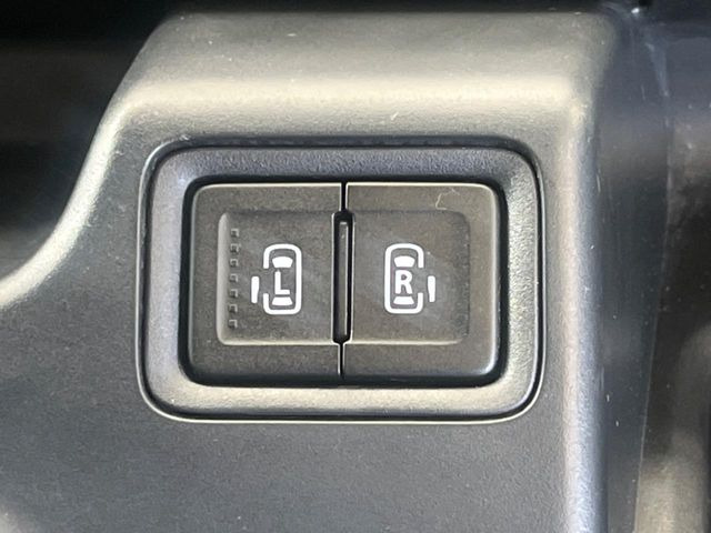 【両側スライドドア】駐車場で隣の車との間隔が狭く乗りにくい時、スライドドアなら安心!ドアオープン時も幅を取らず、開口部が広いので乗り降りがとっても簡単です。大きな荷物の出し入れも後席から可能♪