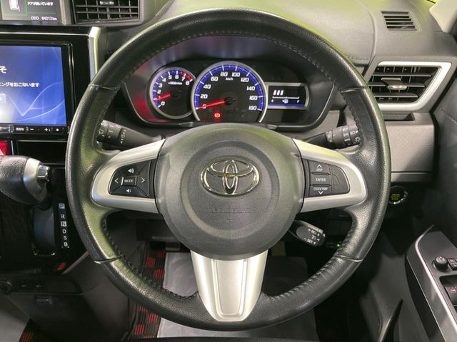 インテリアに合わせたデザインのステアリングは、運転される方のことも考え、運転しやすい形状、大きさです。是非一度、実際に触ってお確かめください。