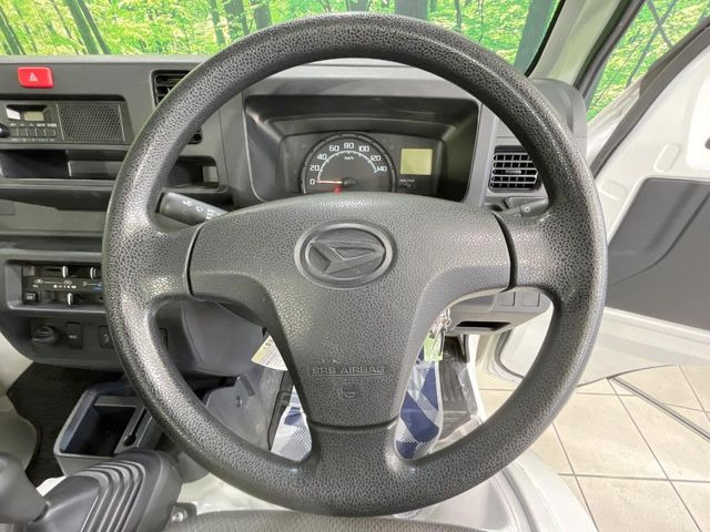 インテリアに合わせたデザインのステアリングは、運転される方のことも考え、運転しやすい形状、大きさです。是非一度、実際に触ってお確かめください。