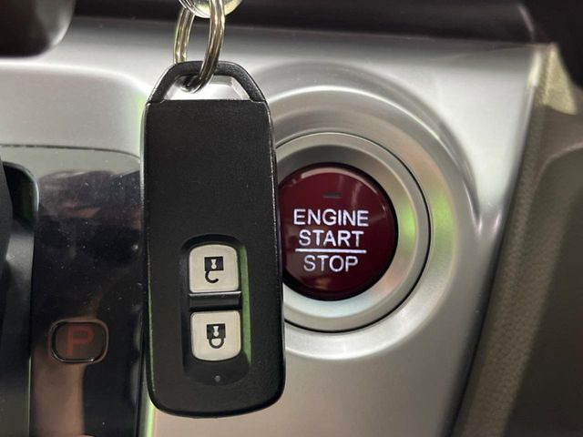 �yHonda�X�}�[�g�L�[�z�J�o����|�P�b�g�ɓ��ꂽ�܂܂ł��h�A�̎{���E�������\�ȃX�}�[�g�L�[�𑕔��B�G���W���̃I���E�I�t�����J�M�����o���K�v����������Ƃ��Ă��֗��ł���