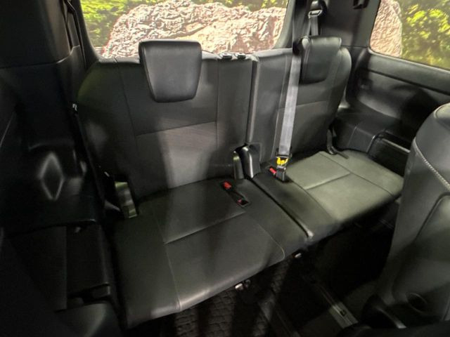 3列目シートはもちろん状態良好☆大人でもゆったりと座って頂けますので、大人数でのお出かけもラクラクです♪ご家族で、気の知れた仲間で、ドライブに行くのが楽しみですね♪