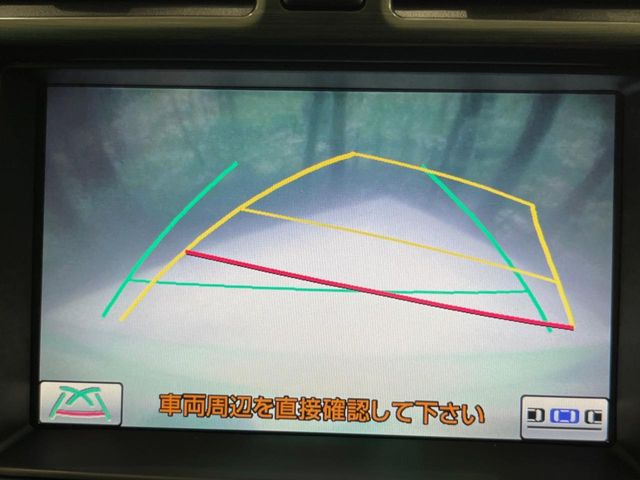 【バックカメラ】駐車時に後方がリアルタイム映像で確認できます。大型商業施設や立体駐車場での駐車時や、夜間のバック時に大活躍!運転スキルに関わらず、今や必須となった装備のひとつです!