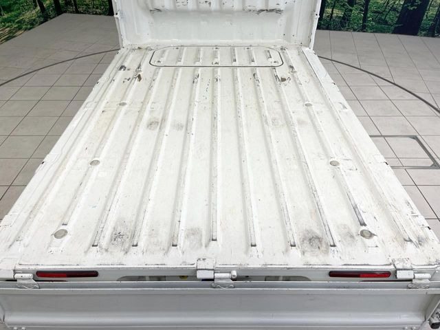 積み下ろしのしやすいデッキにはたっぷりと荷物を積み込んでいただけます。遊びから仕事まで、様々なシーンで頼れます♪