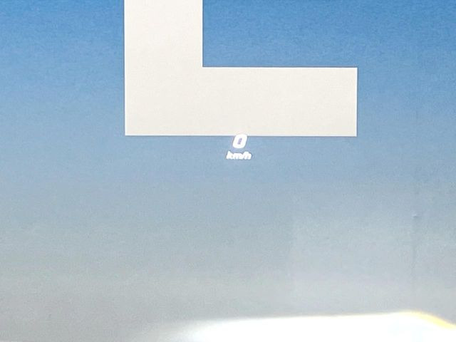 ●ヘッドアップディスプレイ:現在の速度や走行情報をデジタル表示で運転席前方のガラスに投影!運転中、視線をずらさず必要な情報を確認できるのでとっても便利で安心!